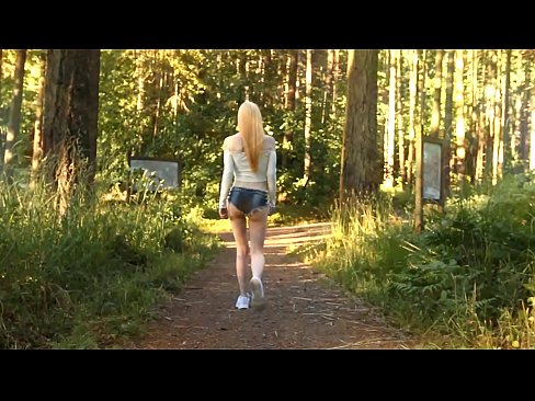 ❤️ Vakker kvinne beveger seg sakte, ikke nakenvideo ❌ Hard porno hos oss