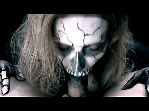 ❤️ Demon jente suger kuk med sin svarte munn og svelger cum. ❌ Hard porno hos oss